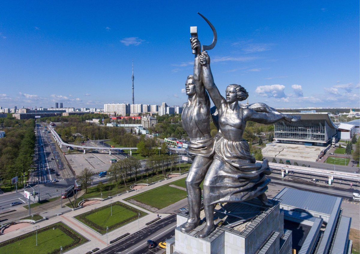 Скульптура Мухиной рабочий и колхозница