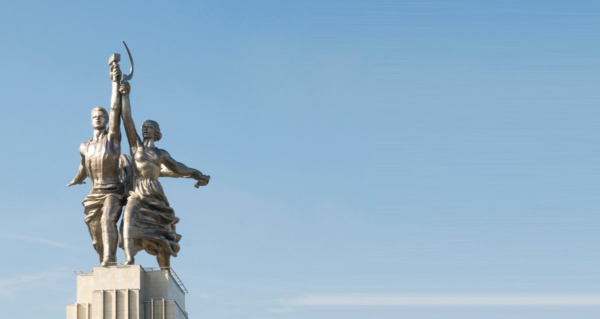 Рабочий и колхозница на белом фоне