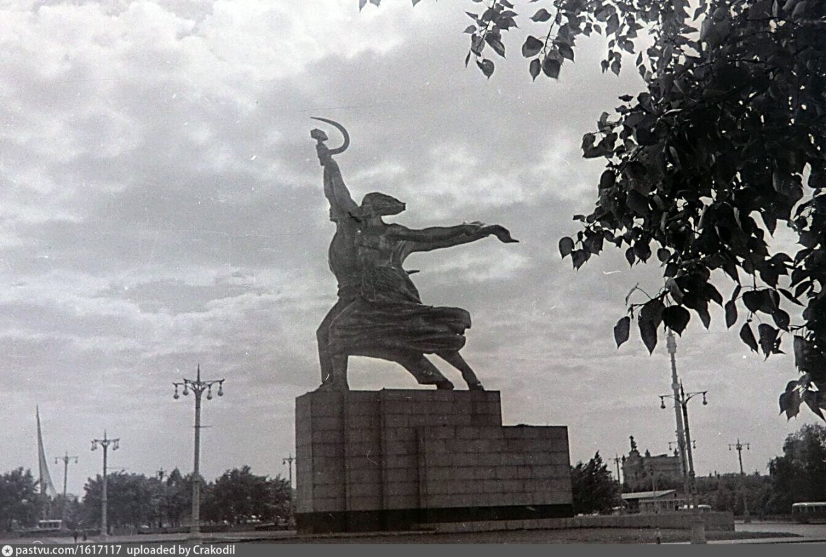 Памятник рабочего и колхозницы в городе Бикин