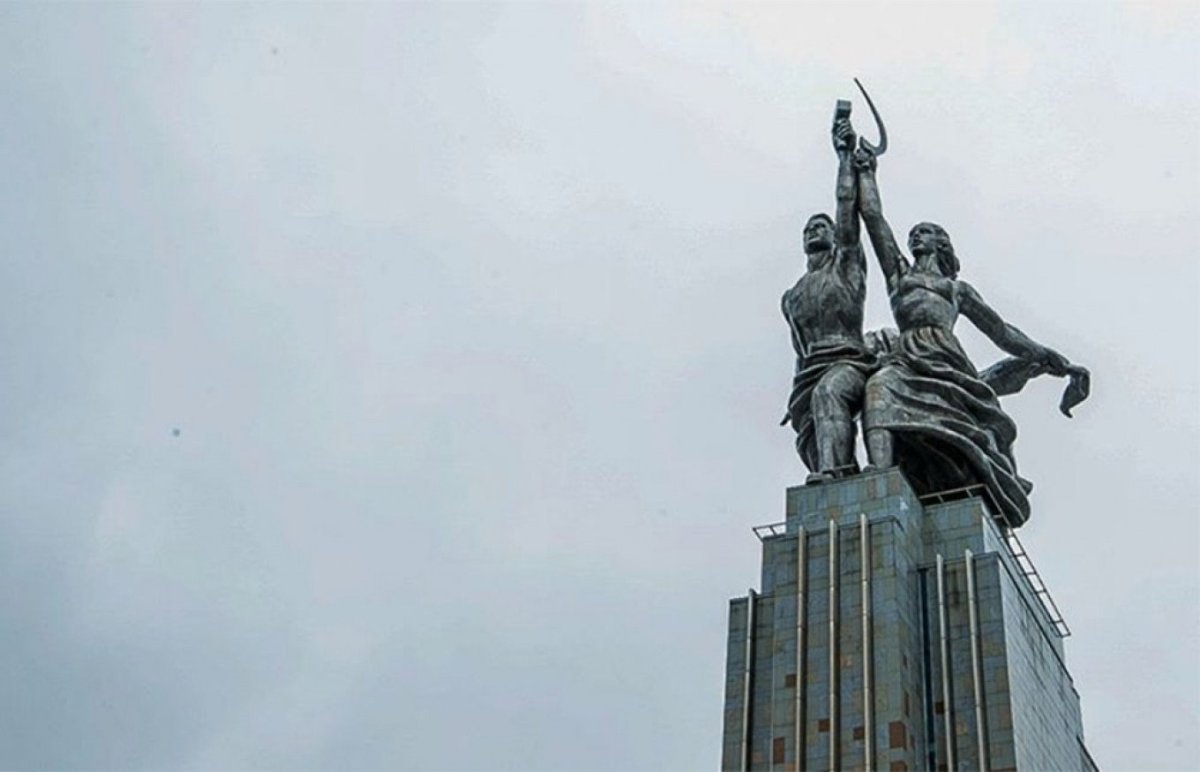 Высота статуи рабочий и колхозница