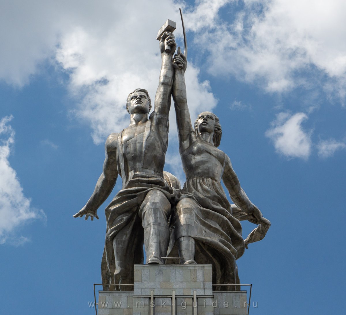 Рабочий со звездой скульптура