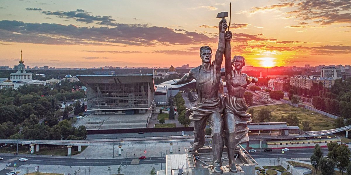 Памятник на ВДНХ рабочий и колхозница