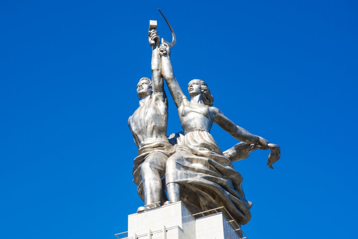 Памятник рабочему и крестьянке в Москве