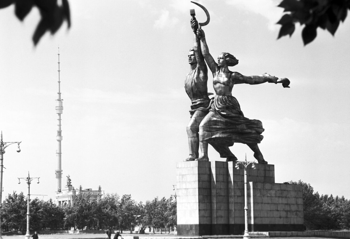 Скульптура Мухиной рабочий и колхозница