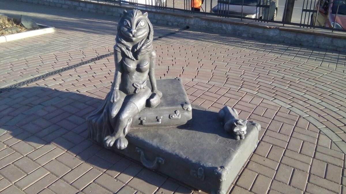 Дама с кошкой памятник