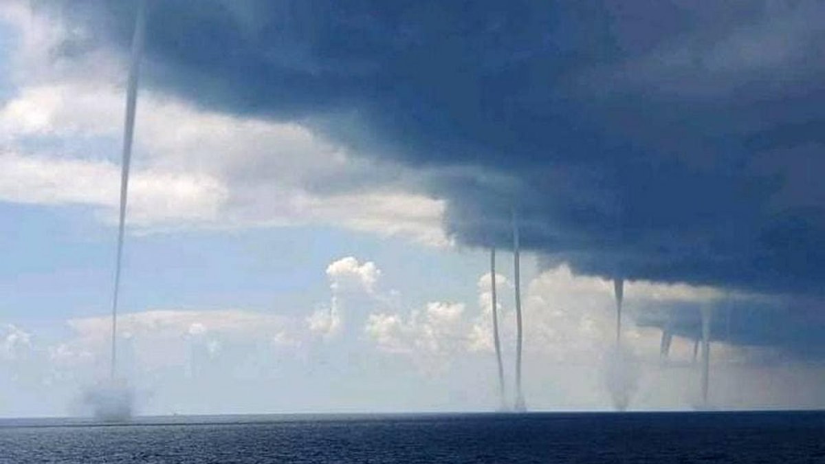 Торнадо на Каспийском море