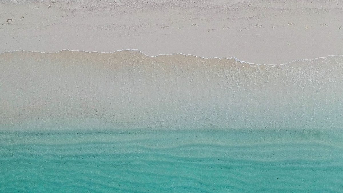 Белый песок и изумрудное море