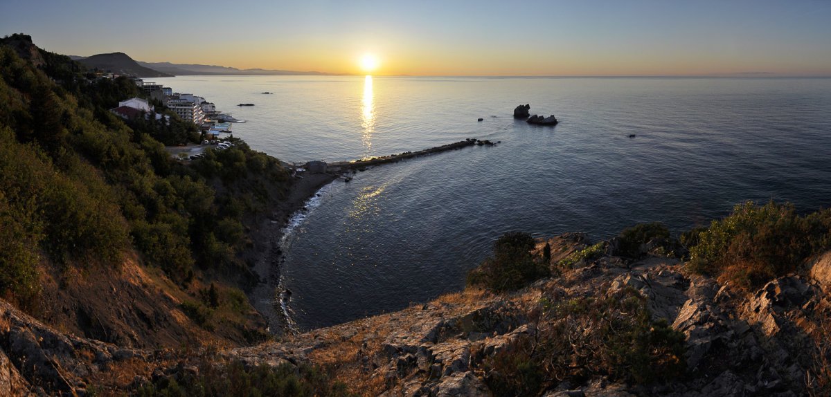 Крымские утесы на море