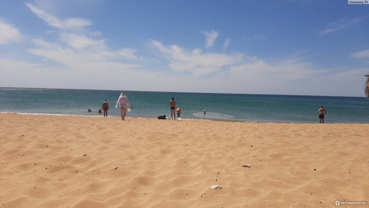 Песчаный пляж в морском Крым