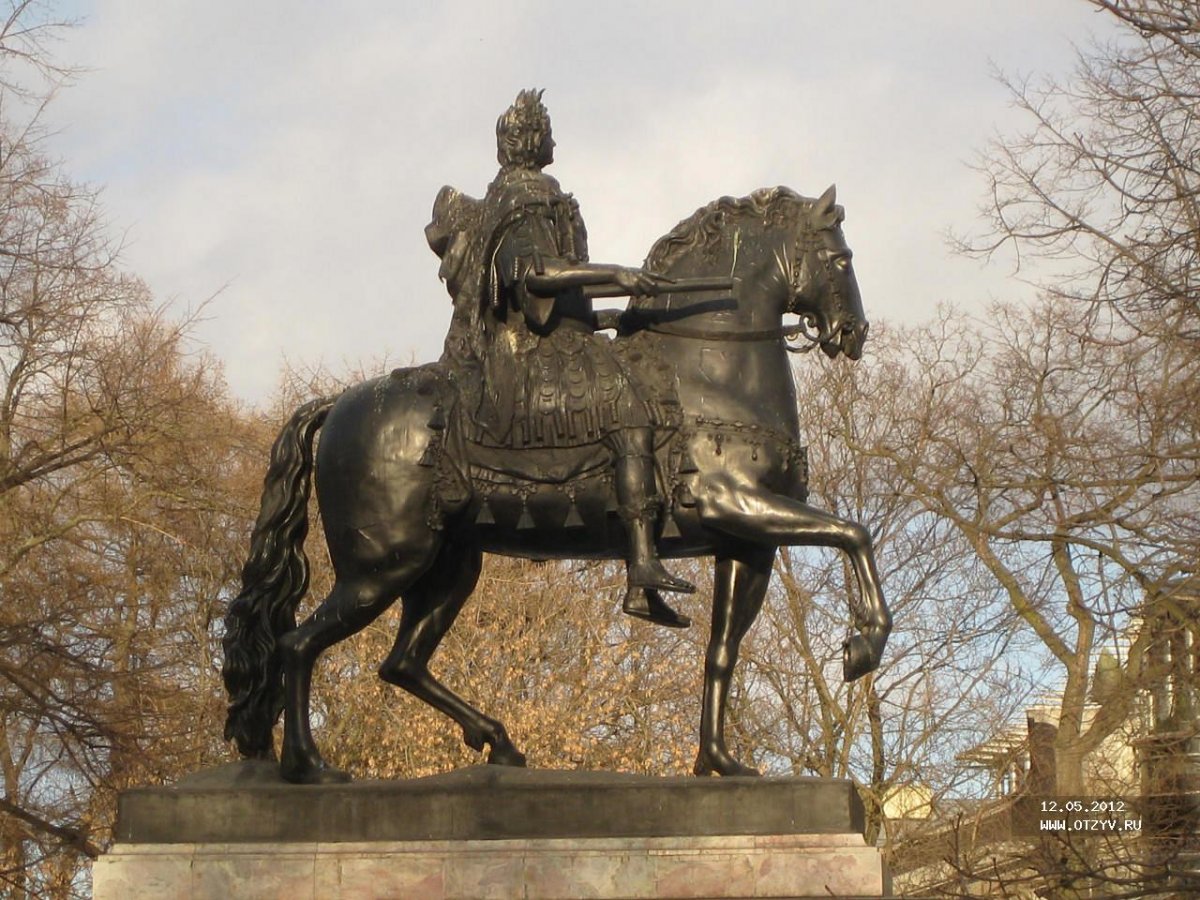 Памятник Петру 1 у Михайловского