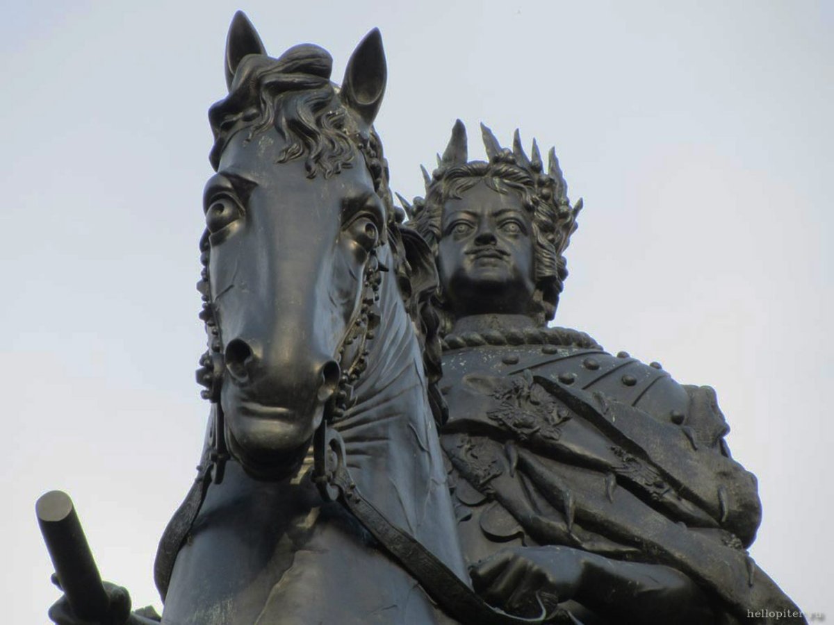 Памятник Петру 1 в Санкт-Петербурге у Михайловского замка
