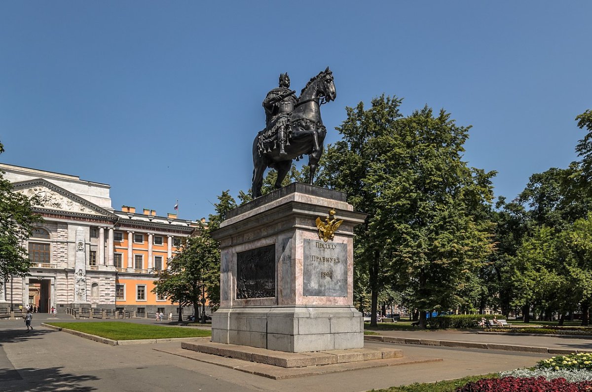 Памятник Петру i (Михайловский замок)