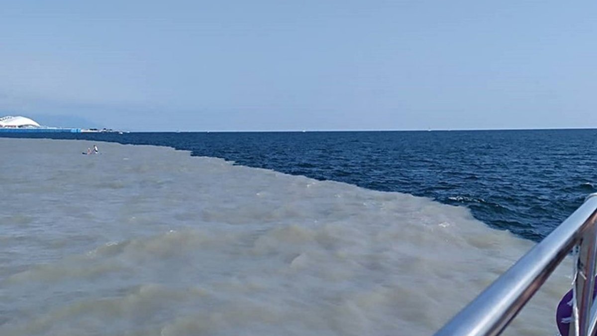 Слияние двух морей в Сочи