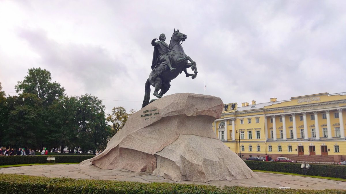 Медный всадник Александровский сад