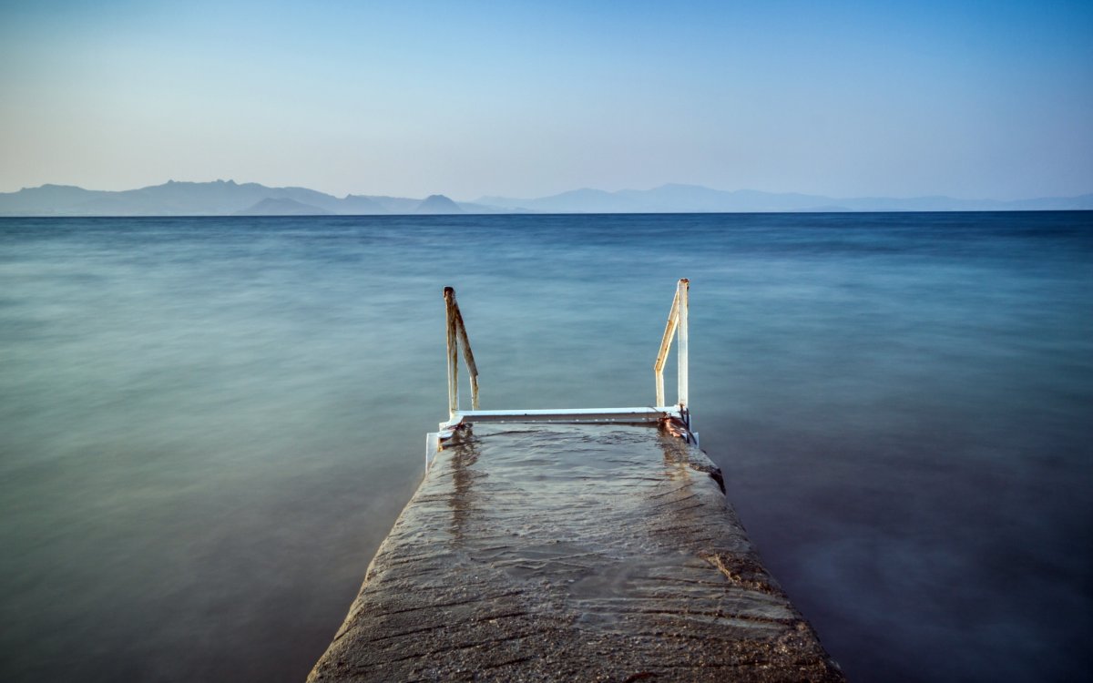 Красивый пейзаж на море с перилами