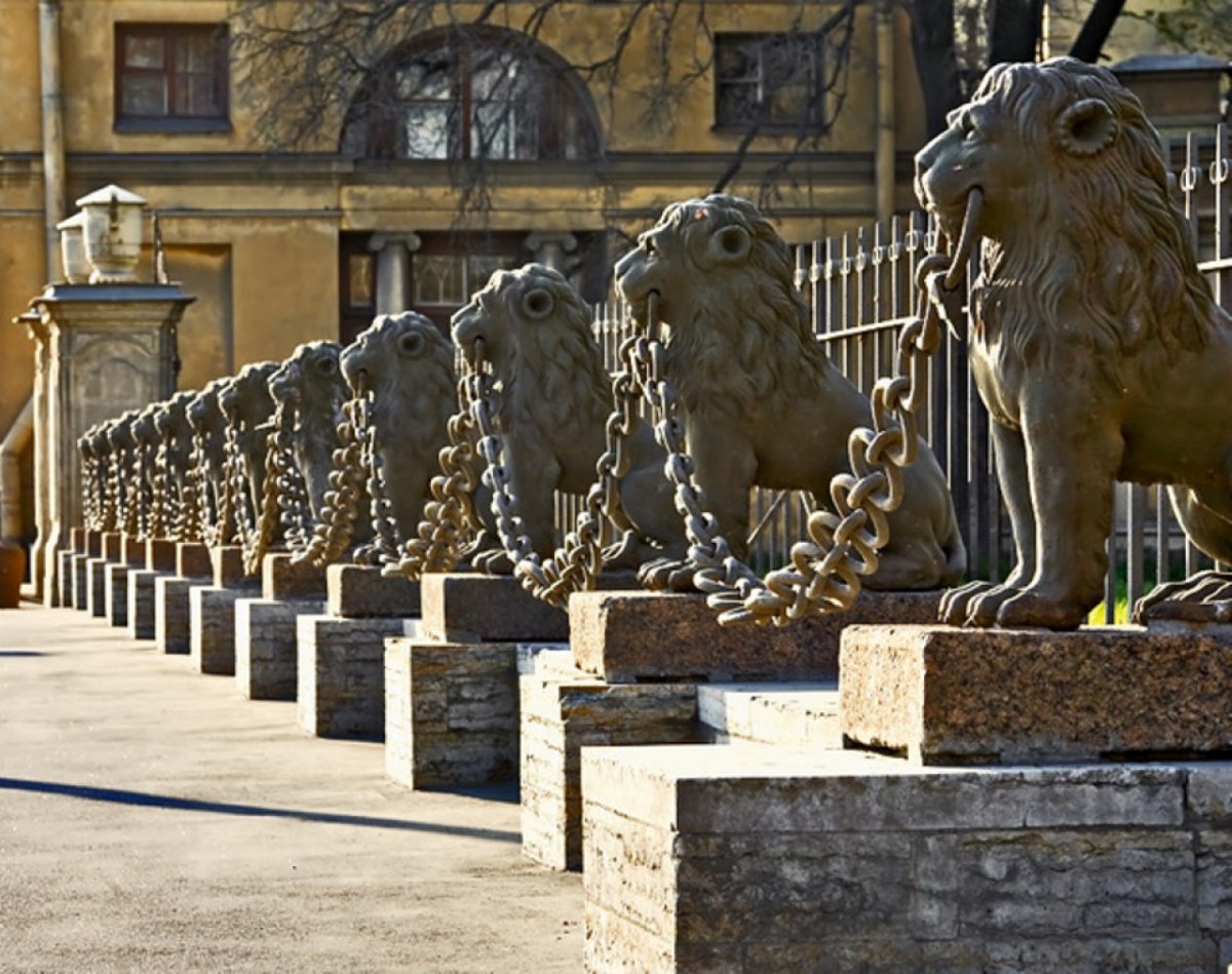 Львы на набережной в Санкт-Петербурге