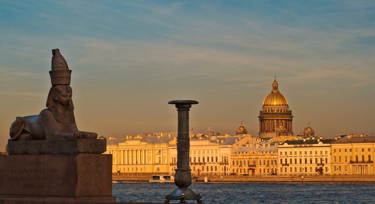 Университетская набережная в Санкт-Петербурге