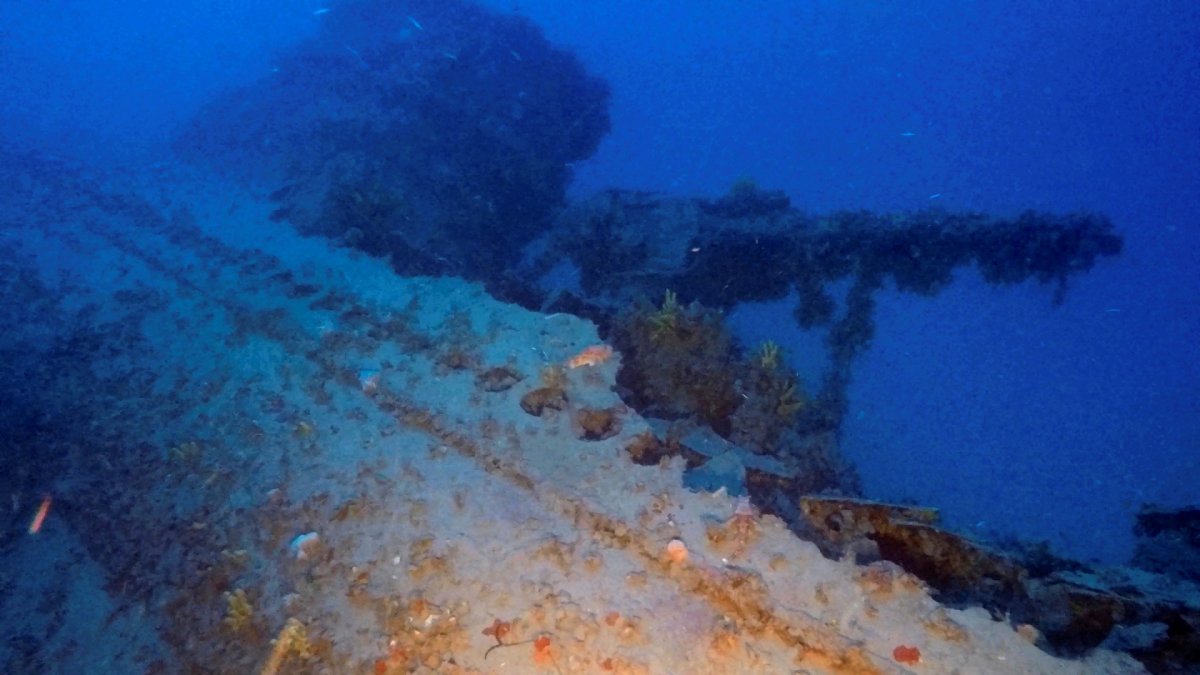 Затонувшая на дне моря подводная лодка