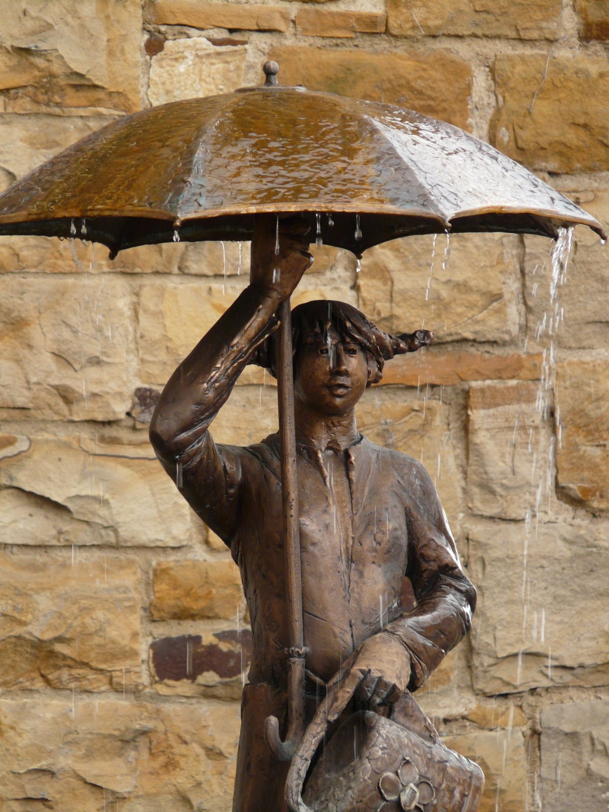 Скульптура мужчина с зонтом