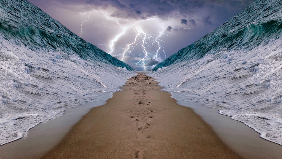 Вода расступилась