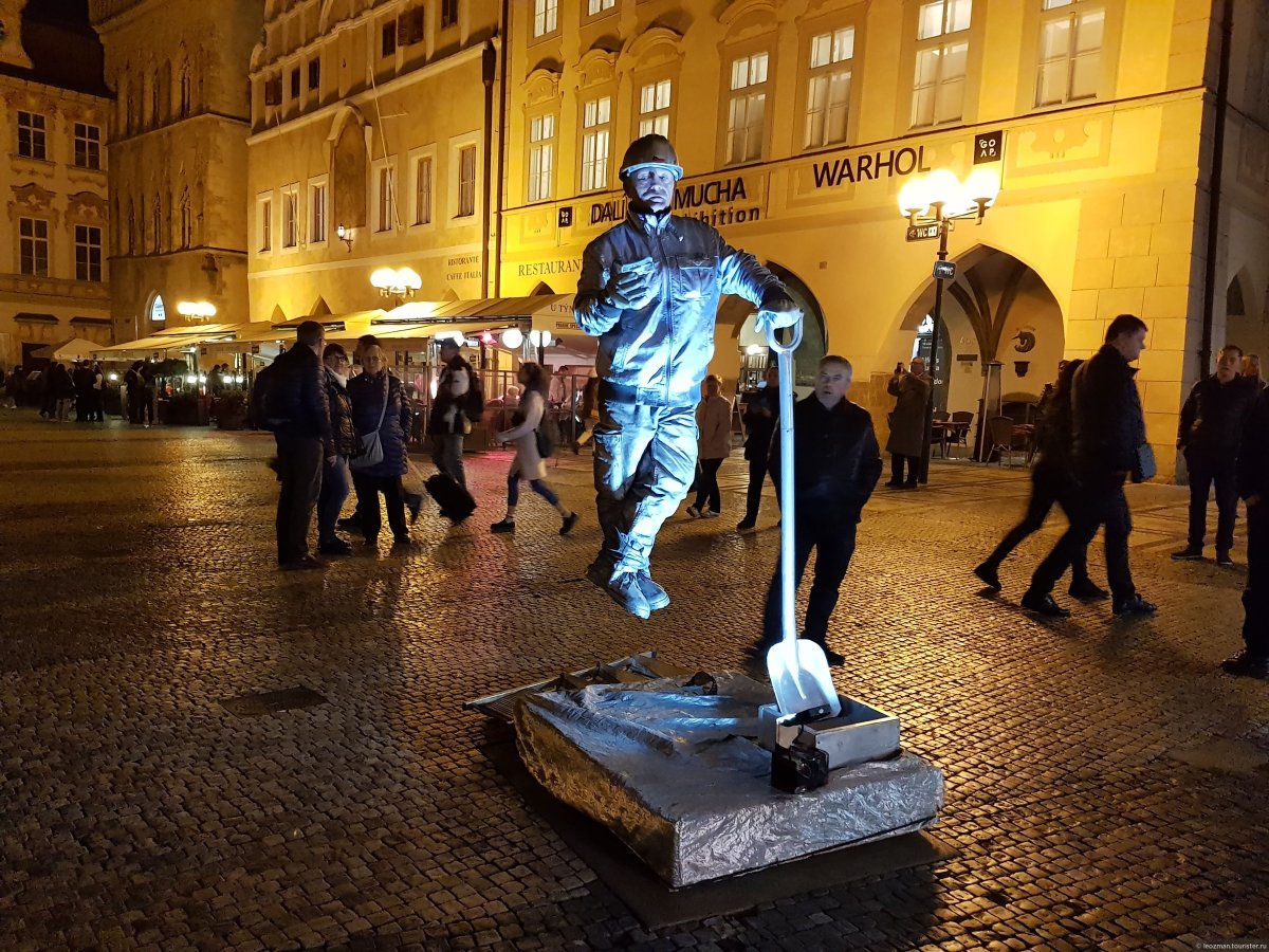 Прага живые статуи