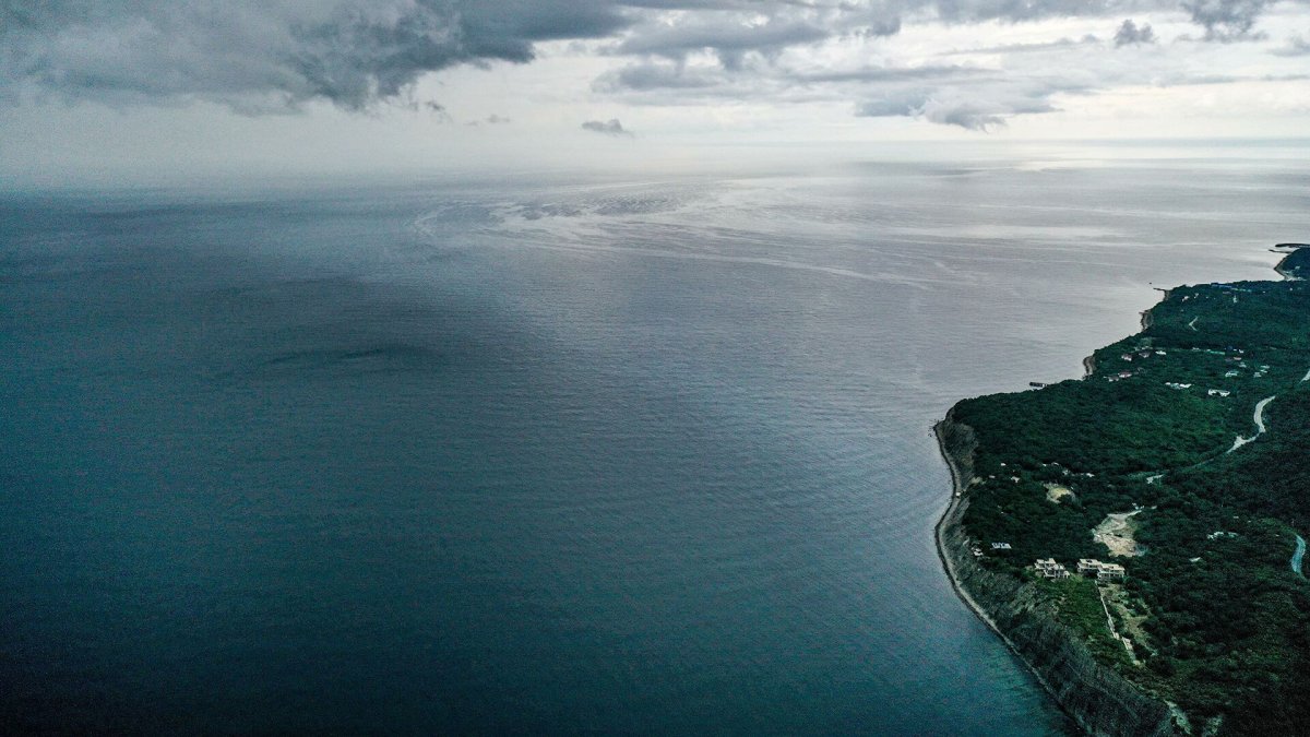 Остров белое в черном море