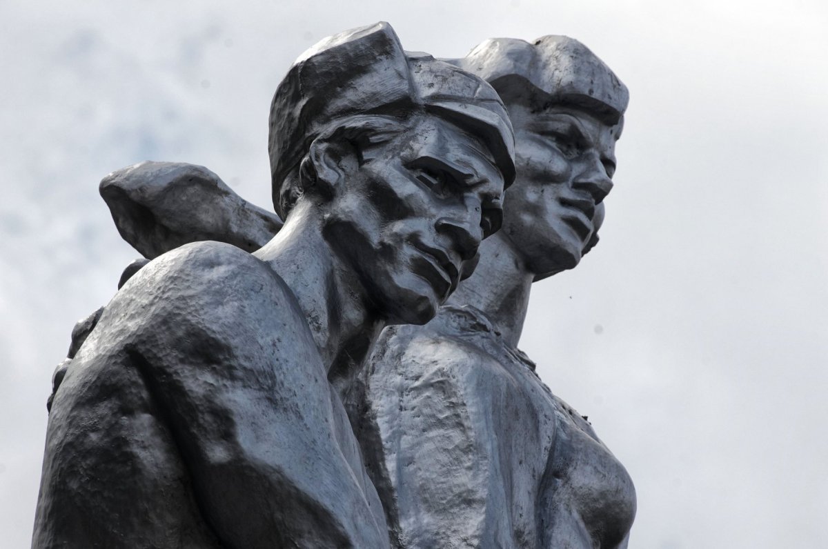 Магнитогорск памятник комсомольцам-первостроителям Магнитки