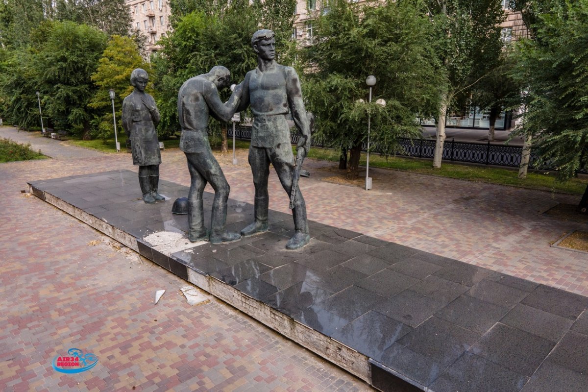 Памятник комсомольцам Волгоград