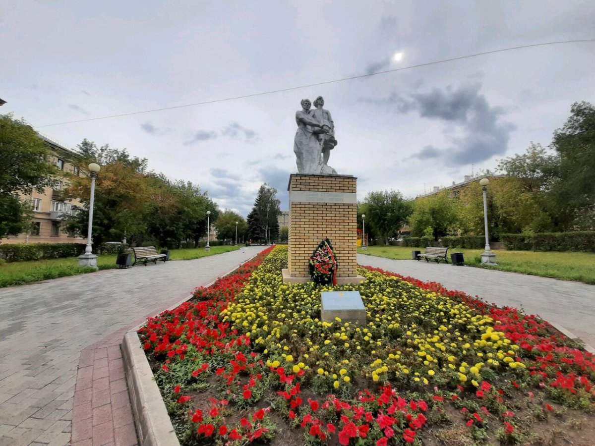 Памятник первым комсомольцам строителям Магнитки