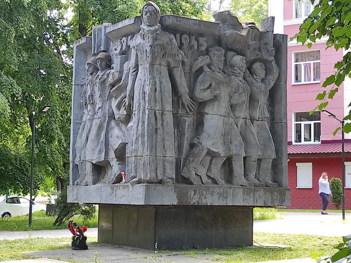 Памятник комсомольцам курянам