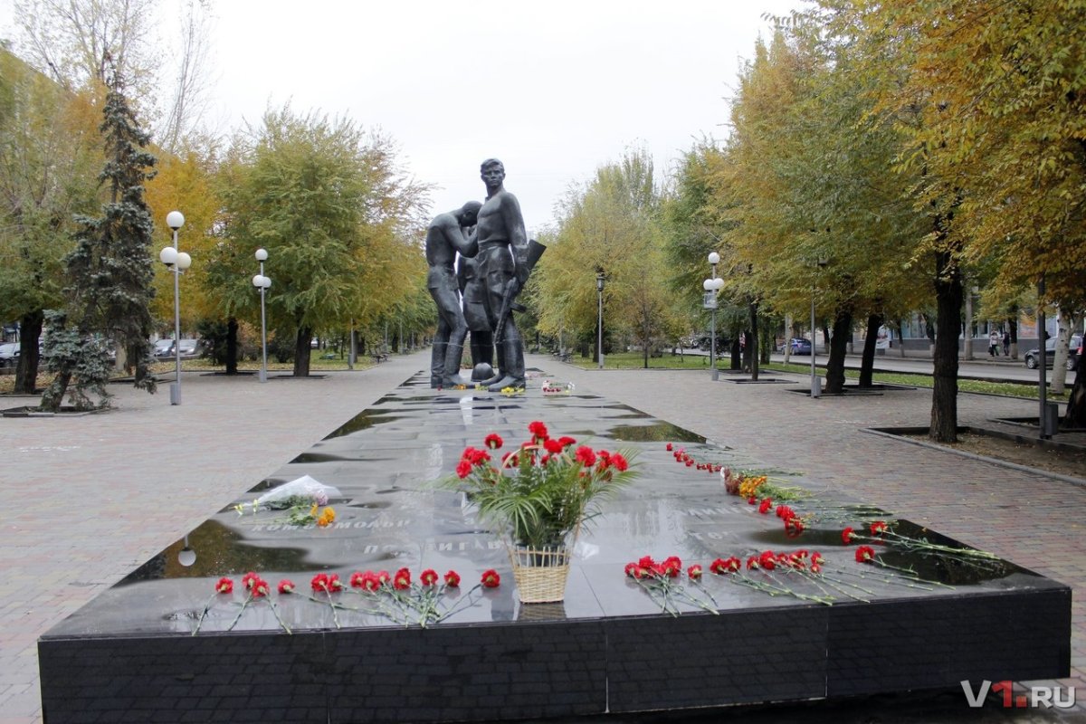 Коростень памятник комсомольцам 20 годов