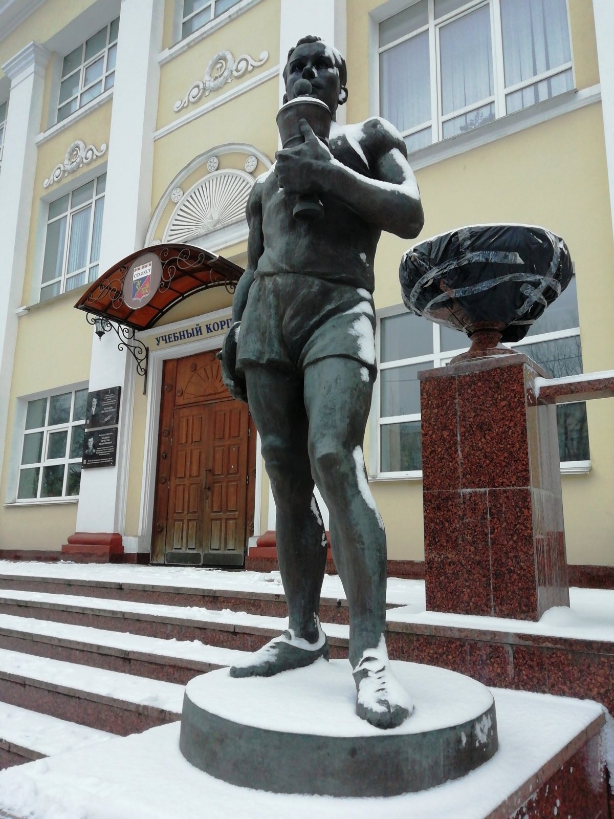 Статуя атлета