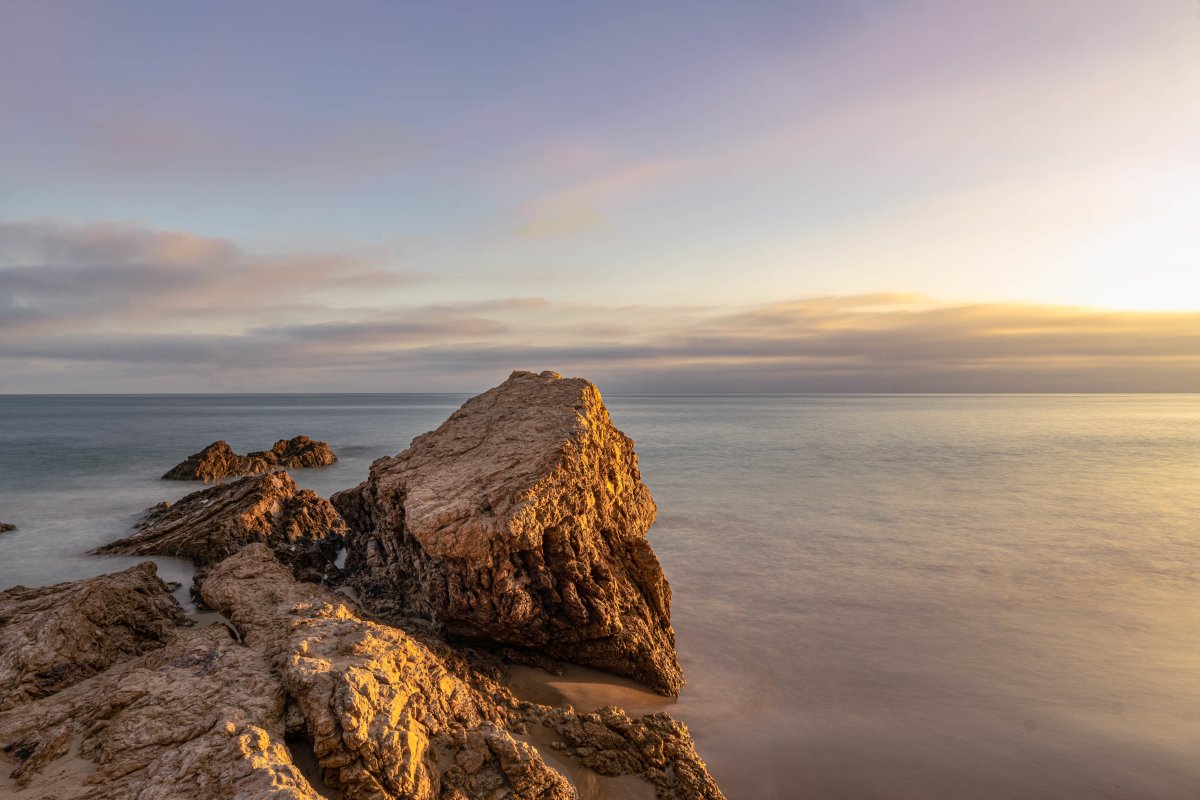 Море скалы светло
