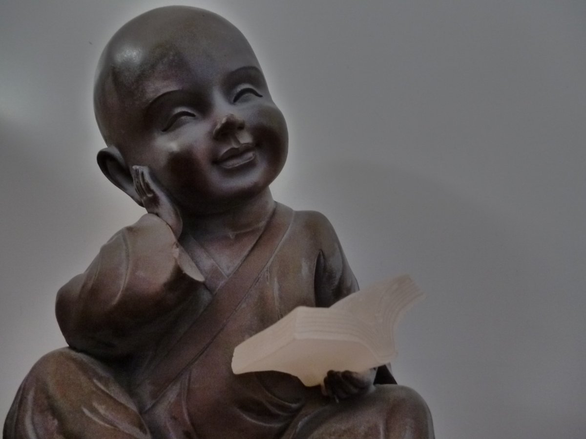 Лица детей в скульптуре