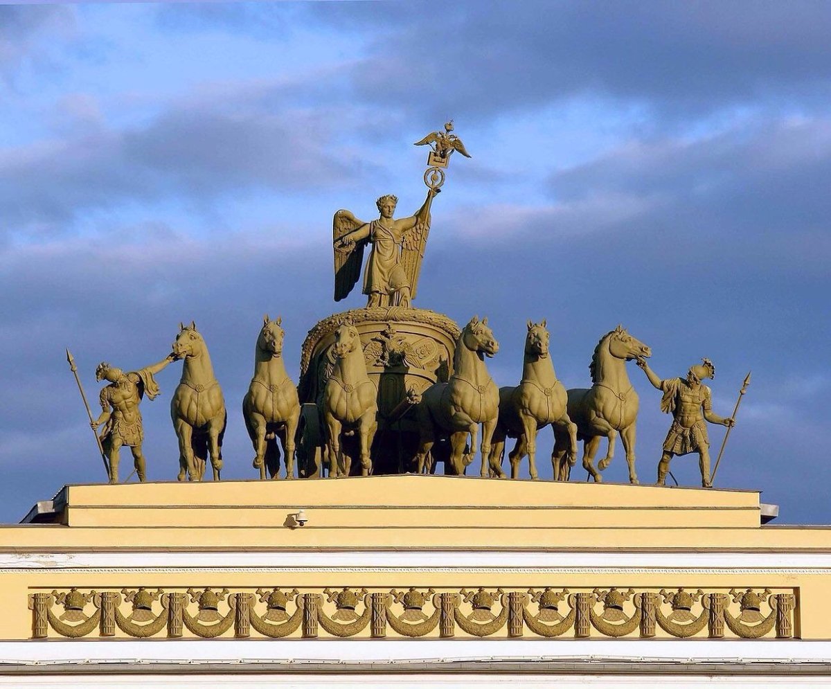 Скульптуры колесницы славы на арке главного штаба в Петербурге