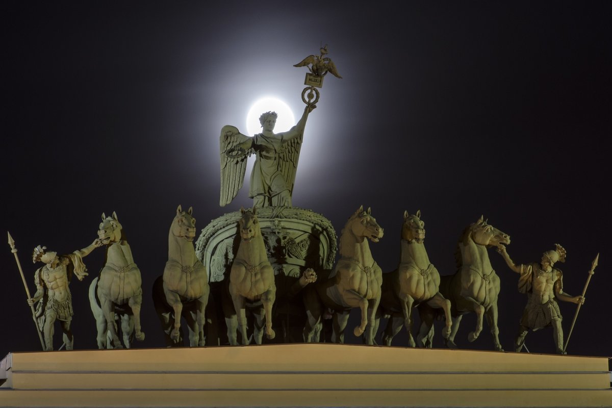 Колесница на арке генерального штаба в Санкт-Петербурге