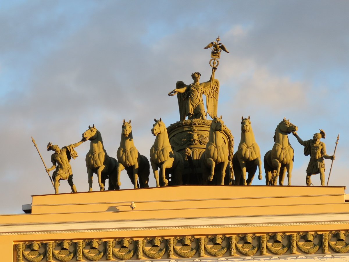 Колесница славы на арке главного штаба в Петербурге