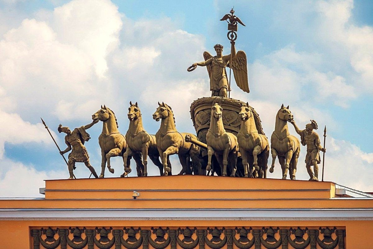 Скульптуры колесницы славы на арке главного штаба в Петербурге