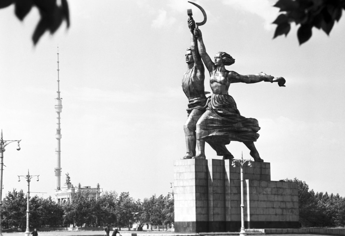 Скульптура Мухиной рабочий и колхозница