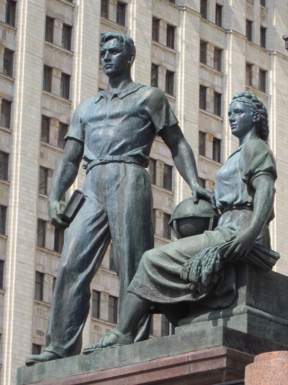 Памятник студенту в Москве МГУ
