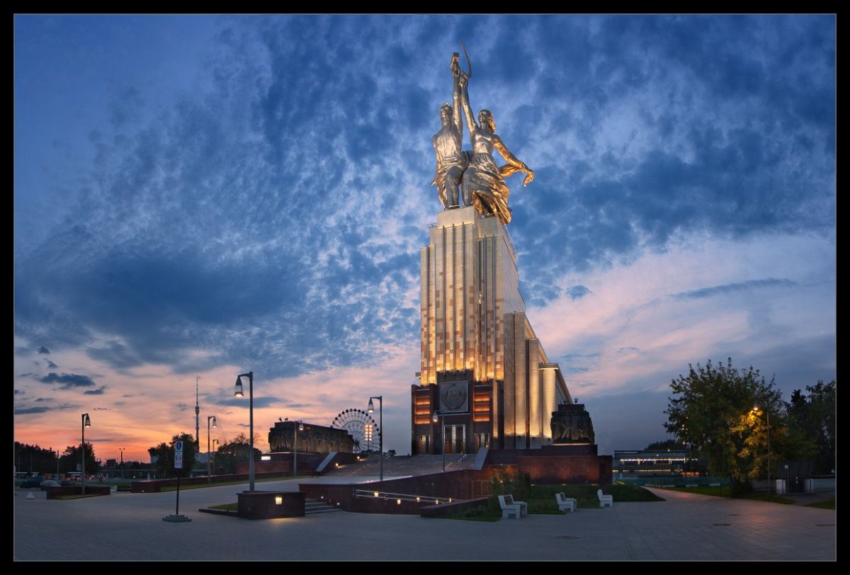 Памятник на ВДНХ рабочий и колхозница