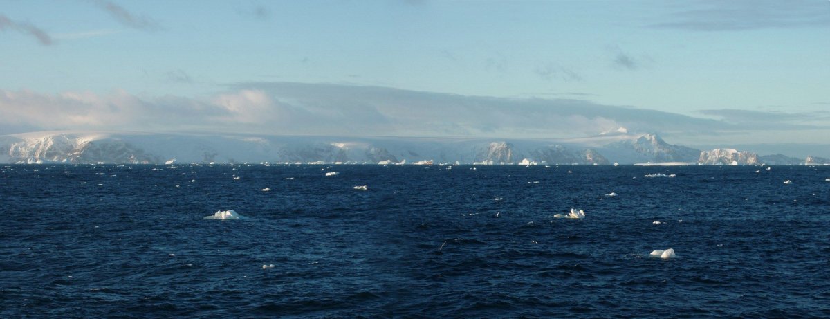Море солнце лодка