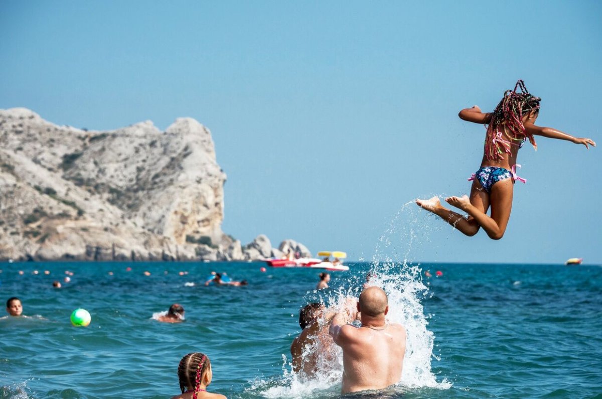 Люди купаются в море