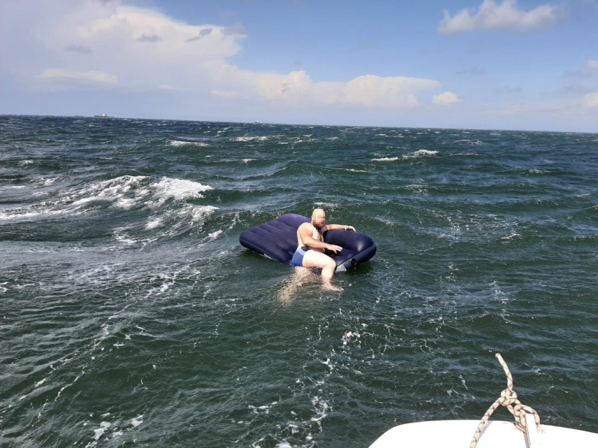 Унесло в море на матрасе
