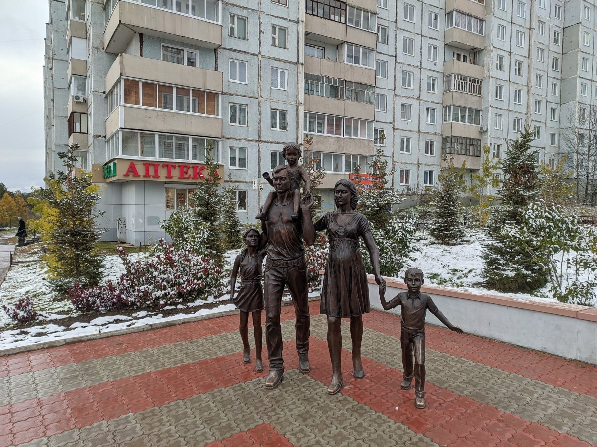 Памятник семье в Усть Илимске