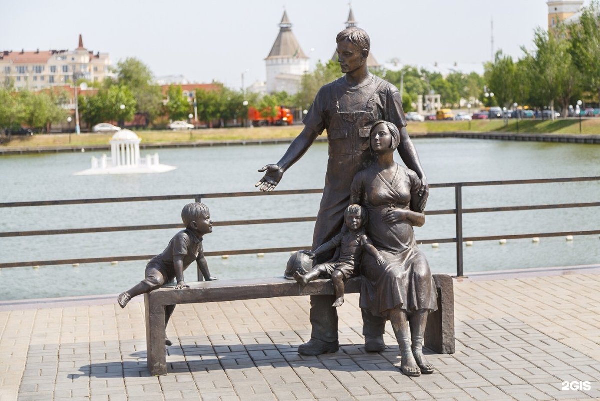 Памятник семье Астрахань
