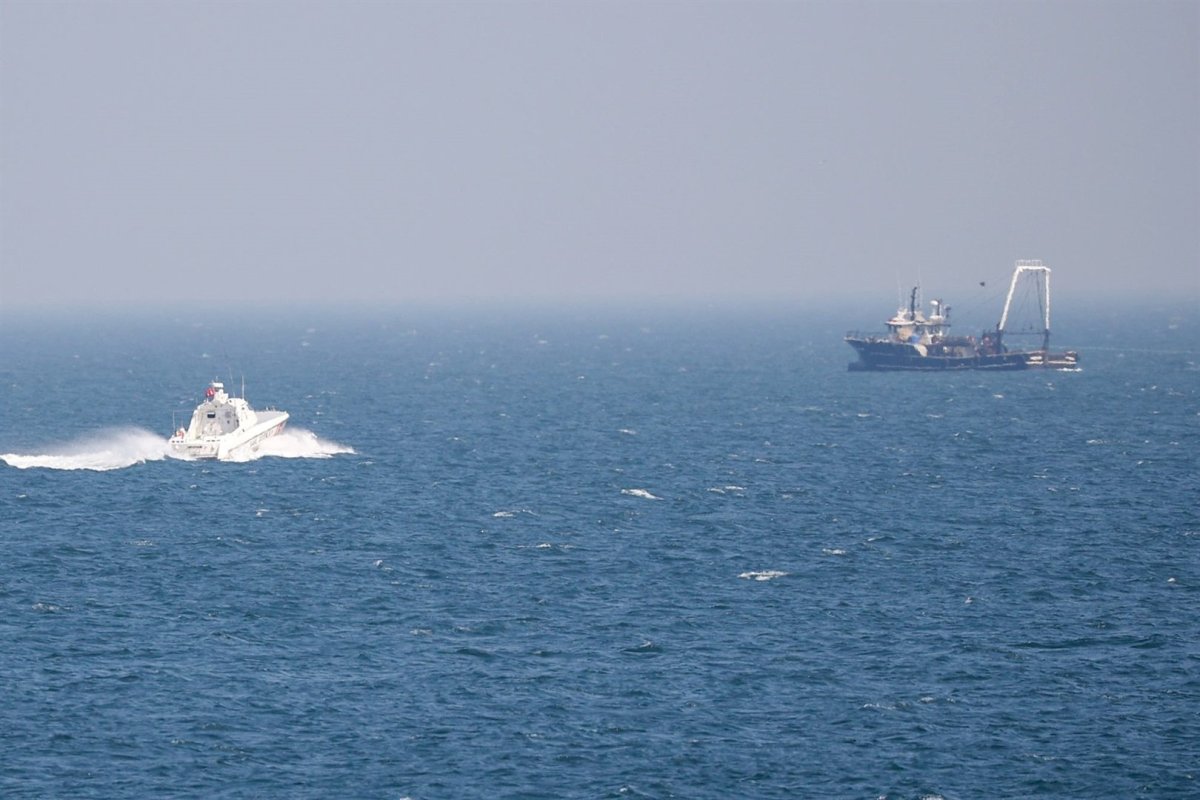 Корабль на берегу черного моря