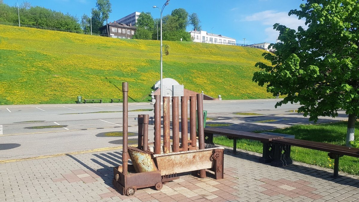 Скульптуры на набережной Ижевска