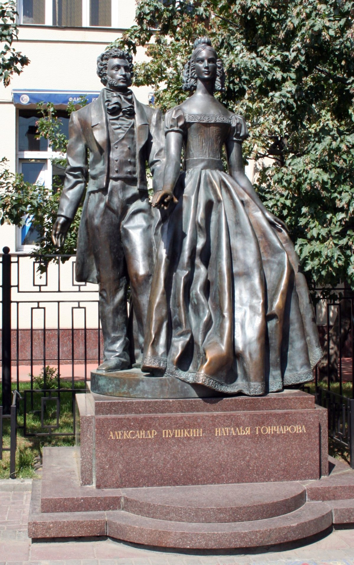 Памятники а с Пушкину Пушкин и Гончарова на Арбате