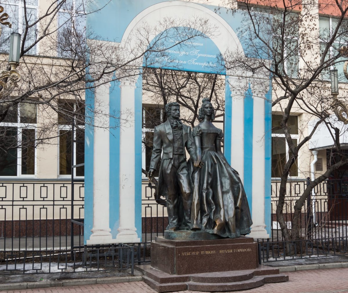 Памятник Пушкину и Гончаровой на Арбате в Москве